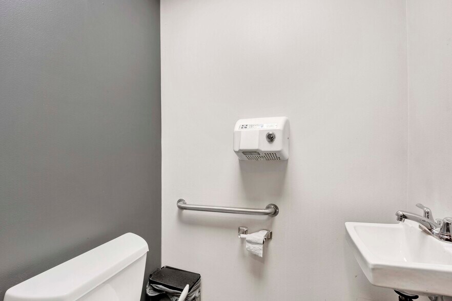 More Photos Of 5037 N Harlem Ave, Chicago General Retail For Lease