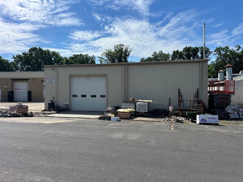 More Photos Of 2285-2412 Wyandotte Rd, Willow Grove Manufacturing For Lease