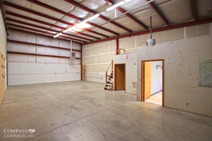 More Photos Of 62980 Boyd Acres Rd, Bend Warehouse For Lease