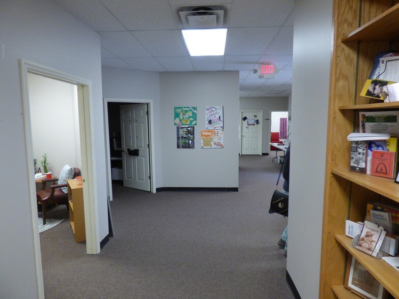 More Photos Of 8-20 Worthington Access Dr, Maryland Heights Flex For Lease