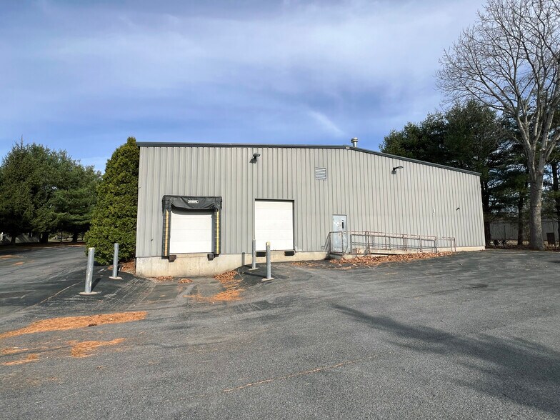 More Photos Of 10 Corporate Dr, Halfmoon Flex For Lease