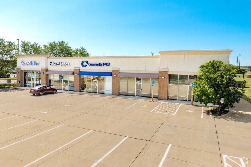 More Photos Of 1008 W Bell Ave, Knoxville General Retail For Lease