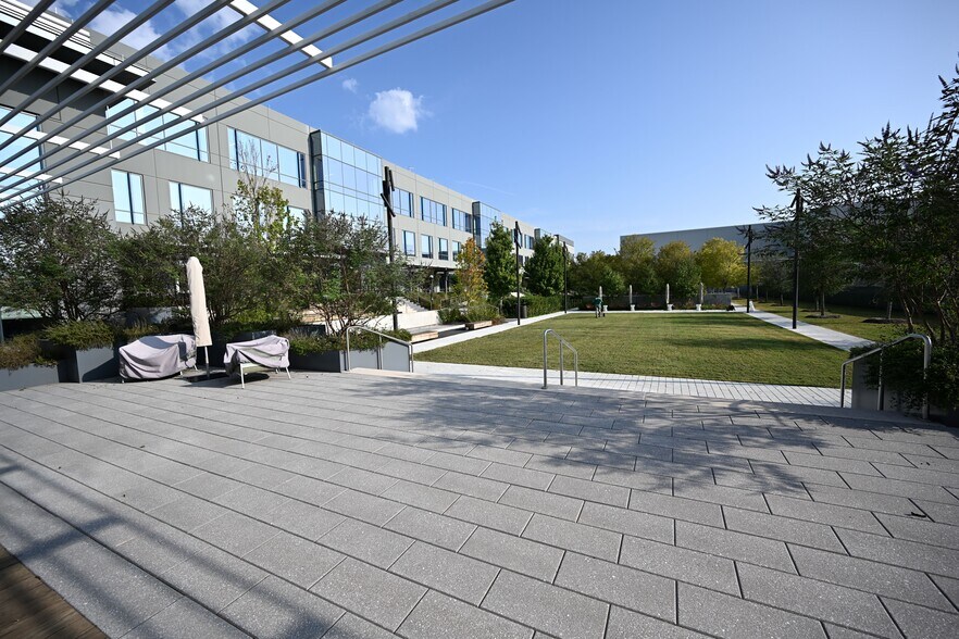 More Photos Of 8800 Technology Forest Pl, The Woodlands Unknown For Lease