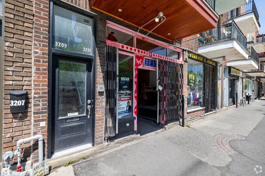 More Photos Of 3219 Rue Ontario E E, Montréal Storefront Retail Residential For Sale