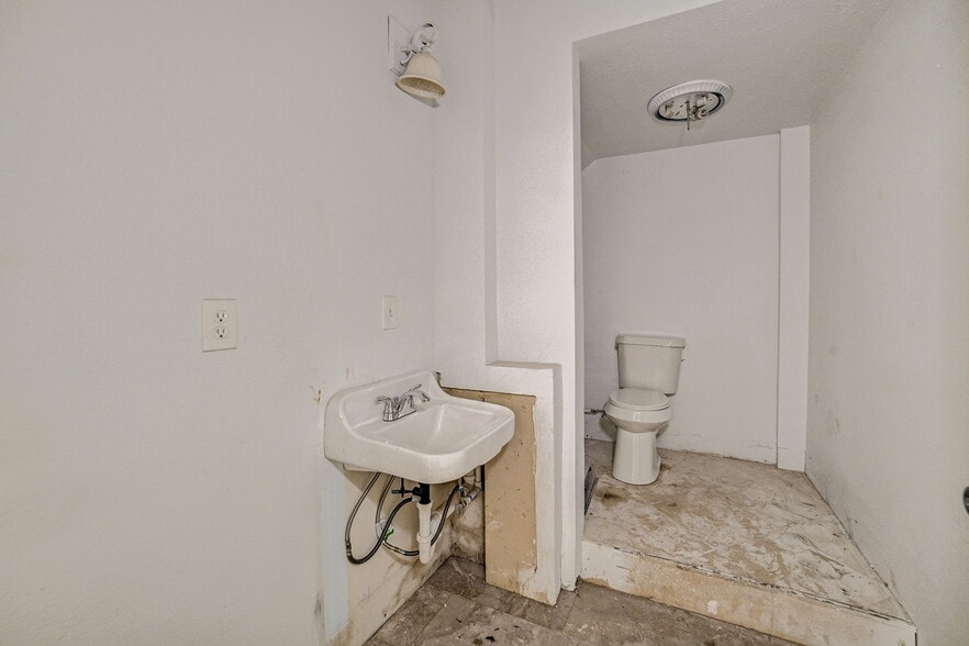 More Photos Of 411 S Kaufman St, Newton Lodge Meeting Hall For Sale