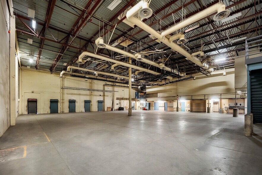 More Photos Of 750 N Gene Autry Trl, Palm Springs Showroom For Sale