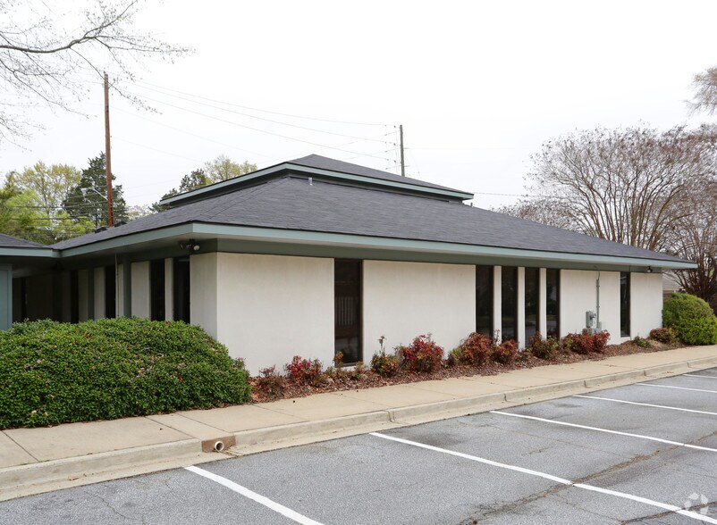 More Photos Of 1015 Peachtree Dr, Columbus Office Residential For Sale