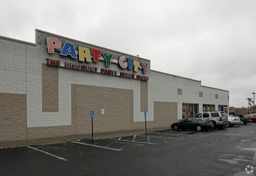 More Photos Of 205 Hallock Rd, Stony Brook Freestanding For Lease