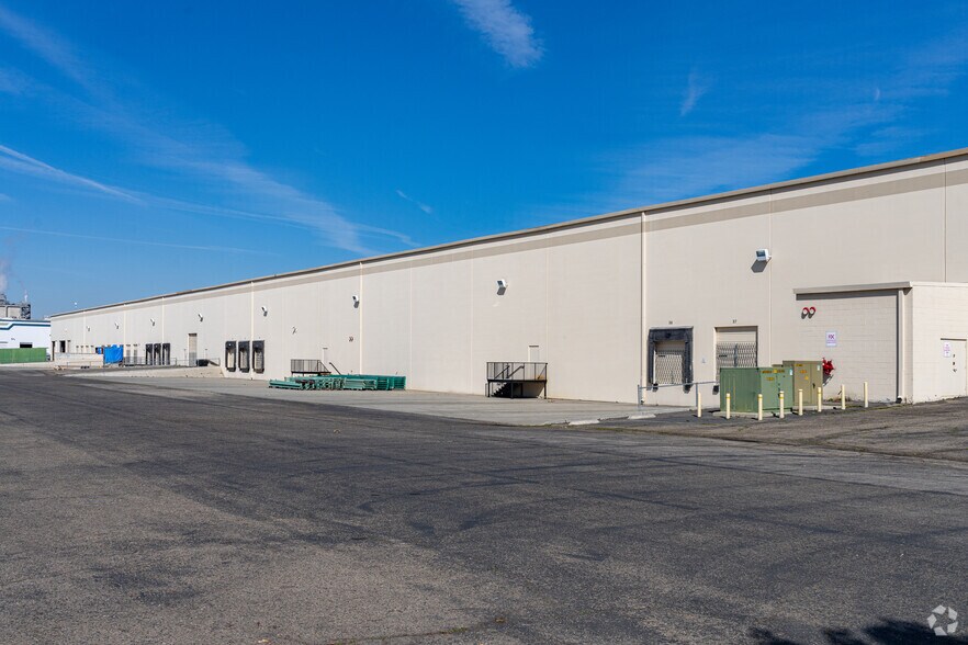 More Photos Of 8505 W Doe Ave, Visalia Distribution For Sale
