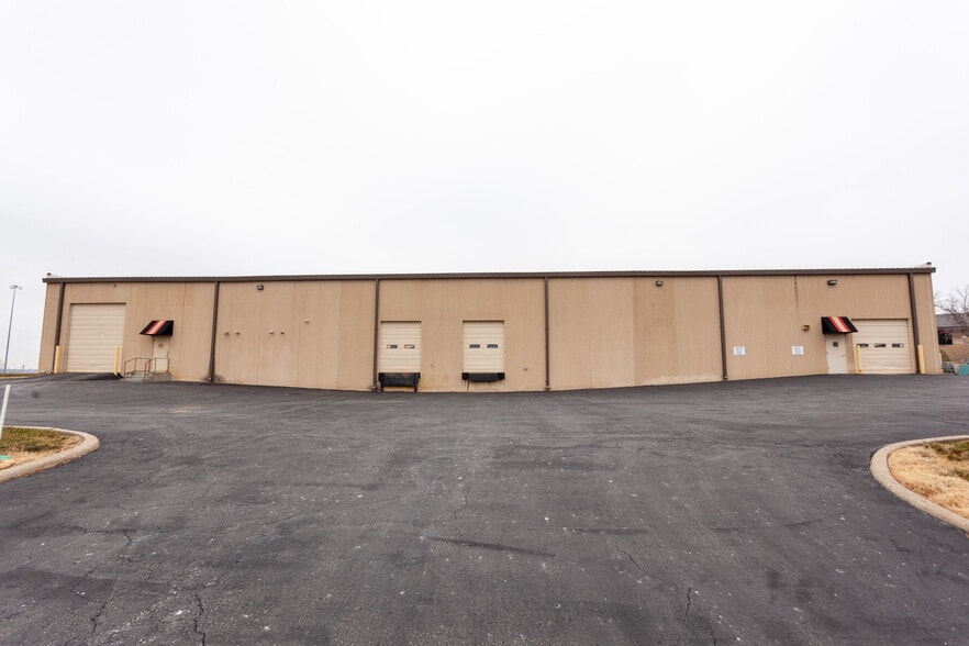 More Photos Of 1211 W Cambridge Circle Dr, Kansas City Warehouse For Lease