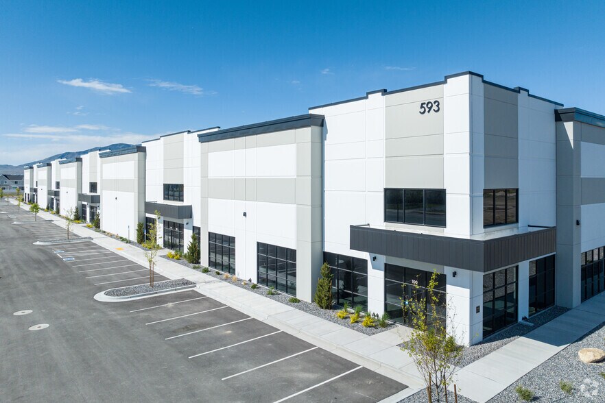 More Photos Of 593-689 N Saratoga Rd, Saratoga Springs Warehouse For Lease