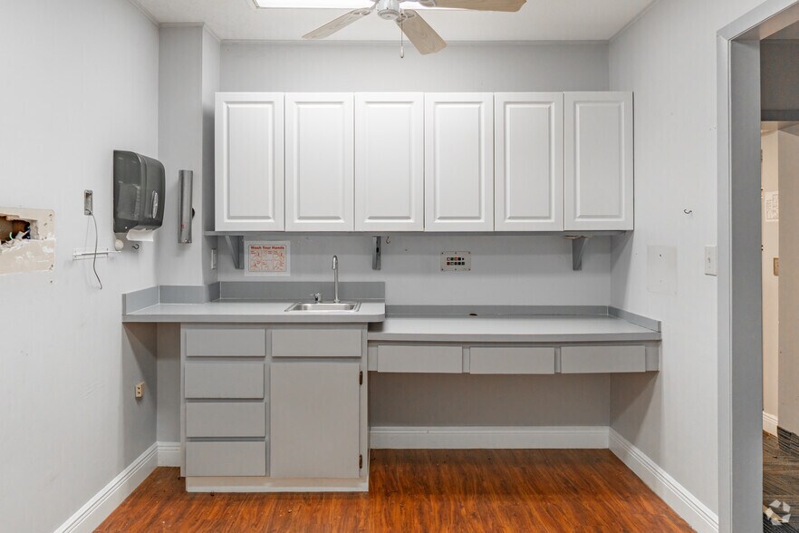 More Photos Of 1511 Indian Rocks Rd S, Largo Medical For Sale