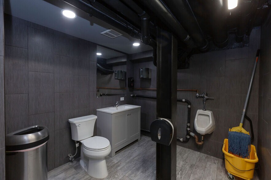 More Photos Of 925 Saw Mill River Rd, Yonkers Manufacturing For Lease