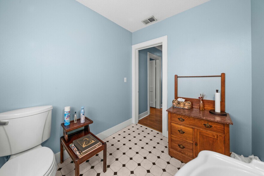 More Photos Of 209 S Main St, Lindale Loft Creative Space For Sale