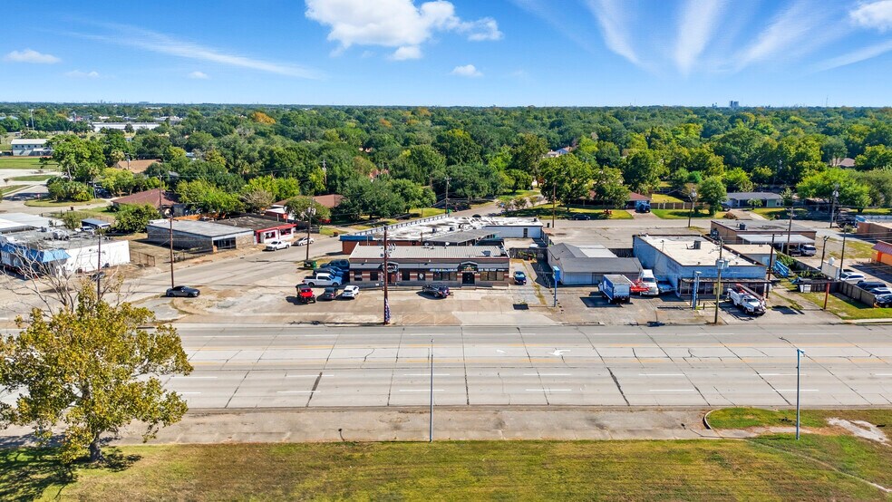 More Photos Of 1024 Decker Dr, Baytown General Retail For Sale