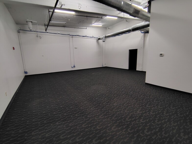 More Photos Of 18-22 Masse Pl, Batavia Warehouse For Lease