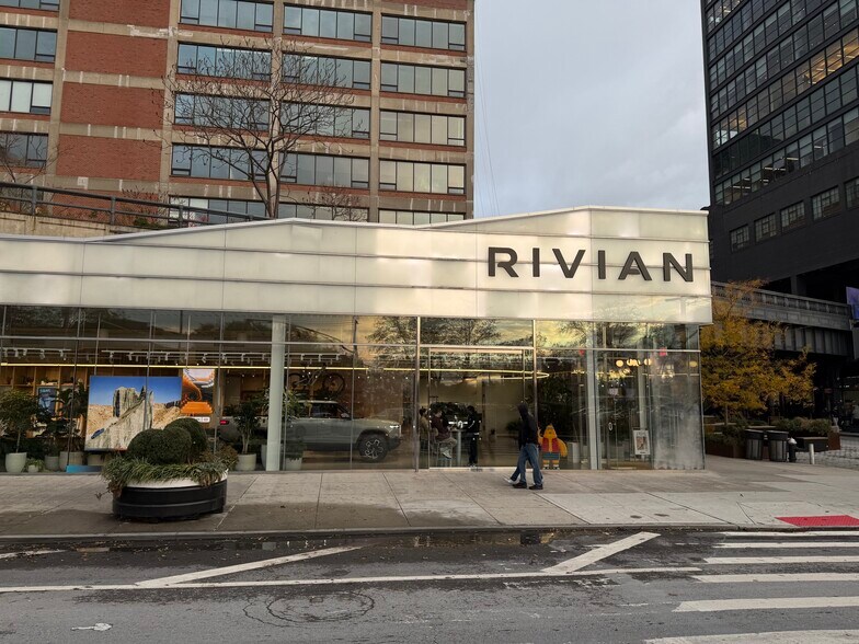 More Photos Of 60 Tenth Ave, New York Storefront For Sale