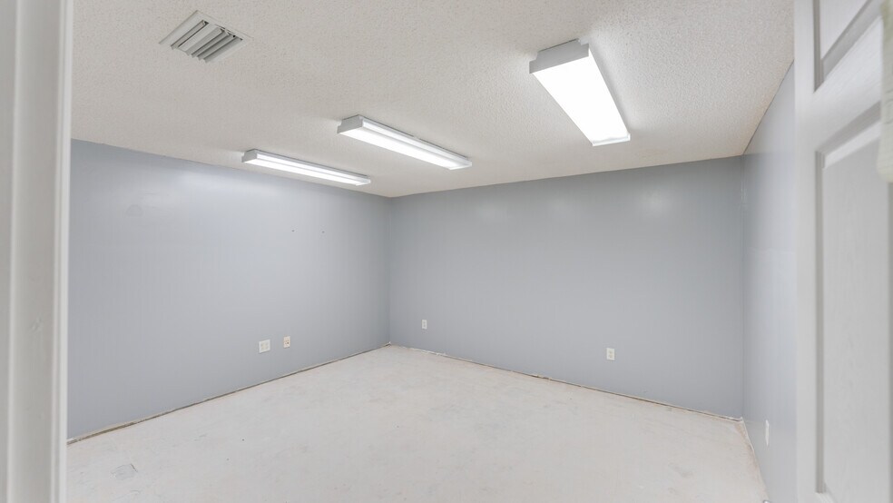 More Photos Of 510 N Walker St, Quitman Light Manufacturing For Sale