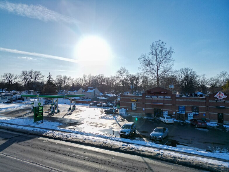 More Photos Of 3956-3976 Pelham Rd, Dearborn Heights Storefront For Lease