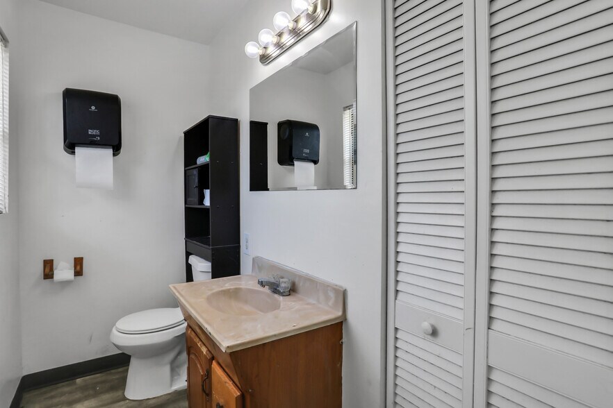 More Photos Of 6406 Merrill Rd, Jacksonville Office For Sale