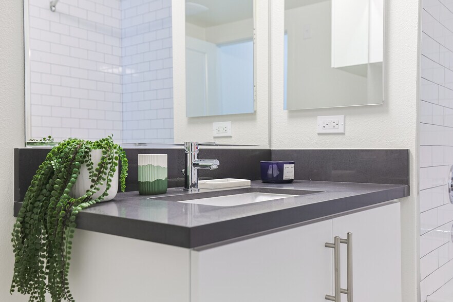 More Photos Of 10555 Bloomfield St, Toluca Lake Apartments For Sale