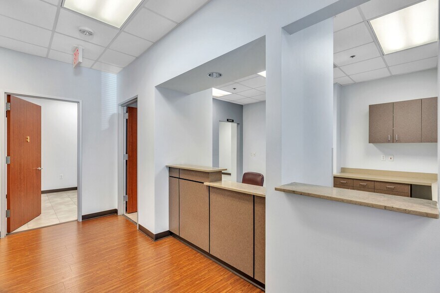 More Photos Of 341 Wheatfield Dr, Sunnyvale Medical For Lease