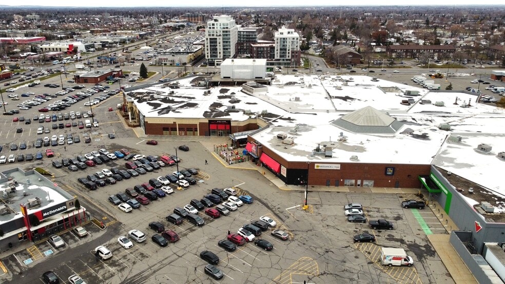 More Photos Of 3237 Boul des Sources, Dollard-des-Ormeaux General Retail For Lease