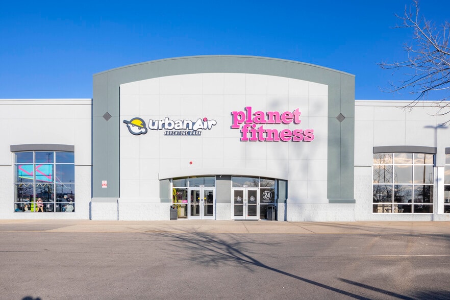 More Photos Of 7143 E State St, Rockford Freestanding For Sale