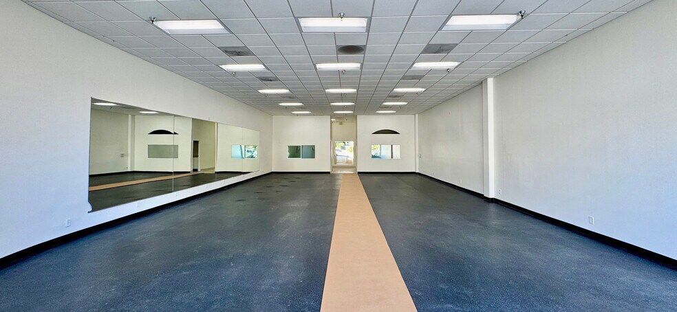 More Photos Of 21720-21732 Ventura Blvd, Woodland Hills Storefront Retail Office For Lease