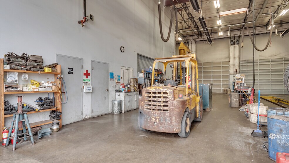 More Photos Of 7025 N Leadbetter Rd, Portland Service For Lease