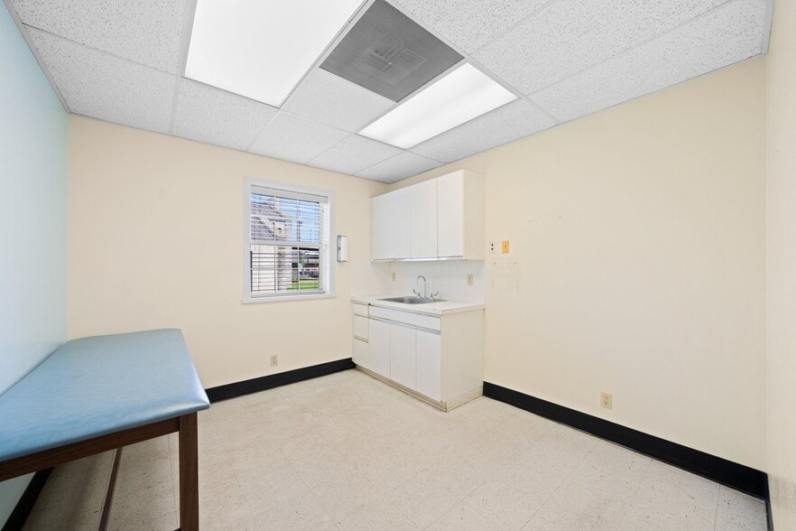 More Photos Of 204 W Windcrest St, Fredericksburg Healthcare For Sale