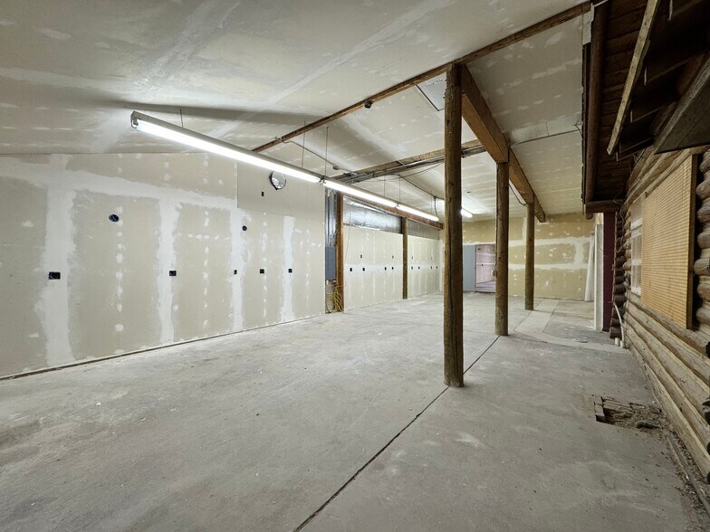 More Photos Of 530 N Broadway Ave, Riverton Mixed Retail For Sale