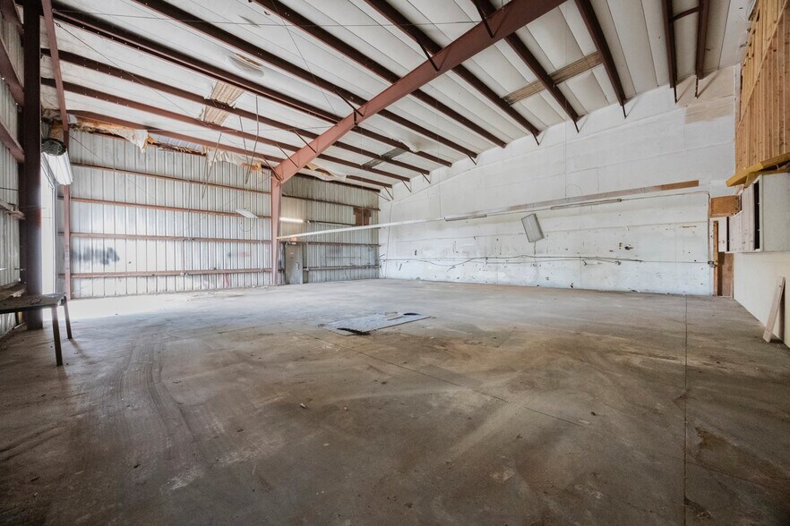 More Photos Of 9161 131st Pl N, Largo Warehouse For Lease