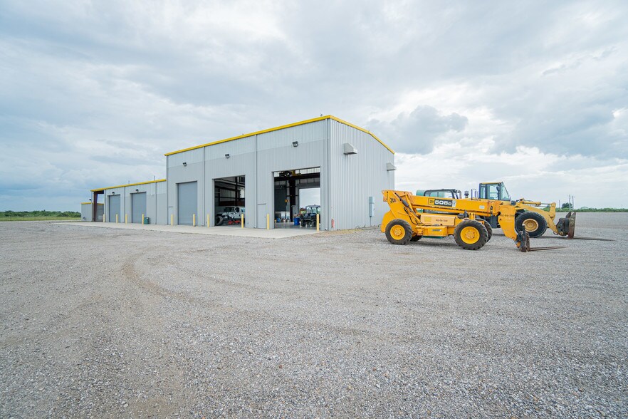 More Photos Of 7044 Interstate 10, Sealy Distribution For Sale