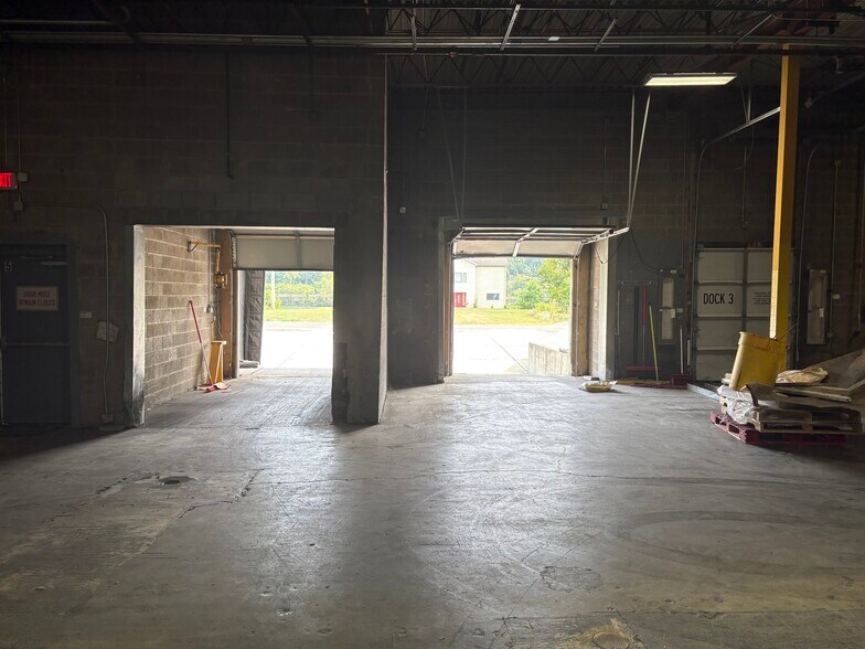 More Photos Of 100 Chamber Plz, Charleroi Supermarket For Lease