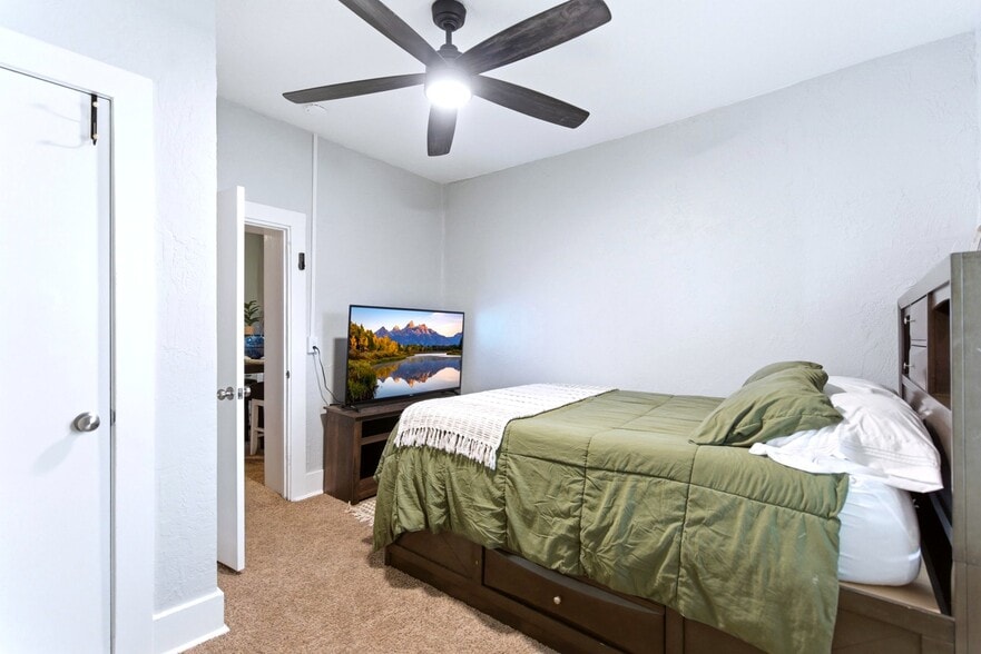 More Photos Of 615 Keleher Ave NW, Albuquerque Flex For Sale