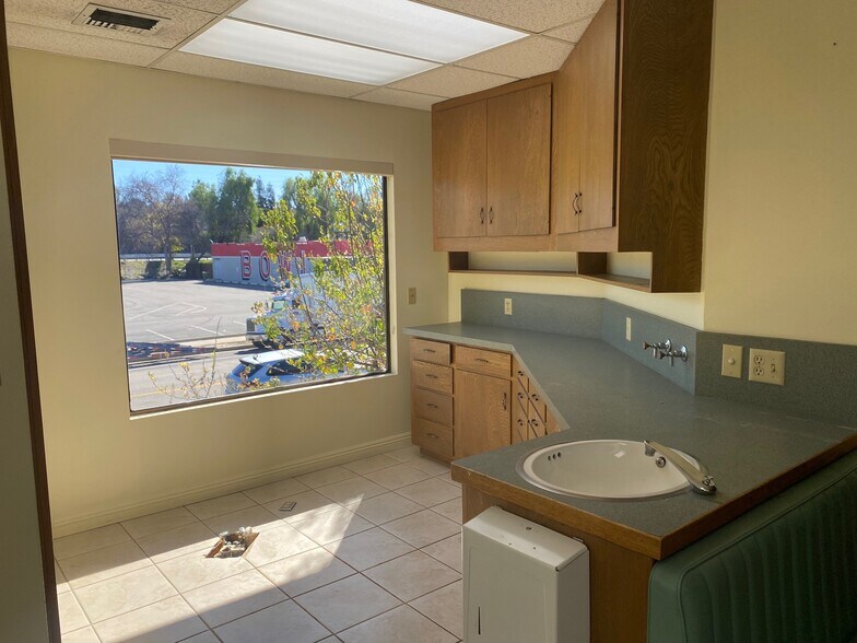 More Photos Of 23111 Ventura Blvd, Woodland Hills Medical For Lease