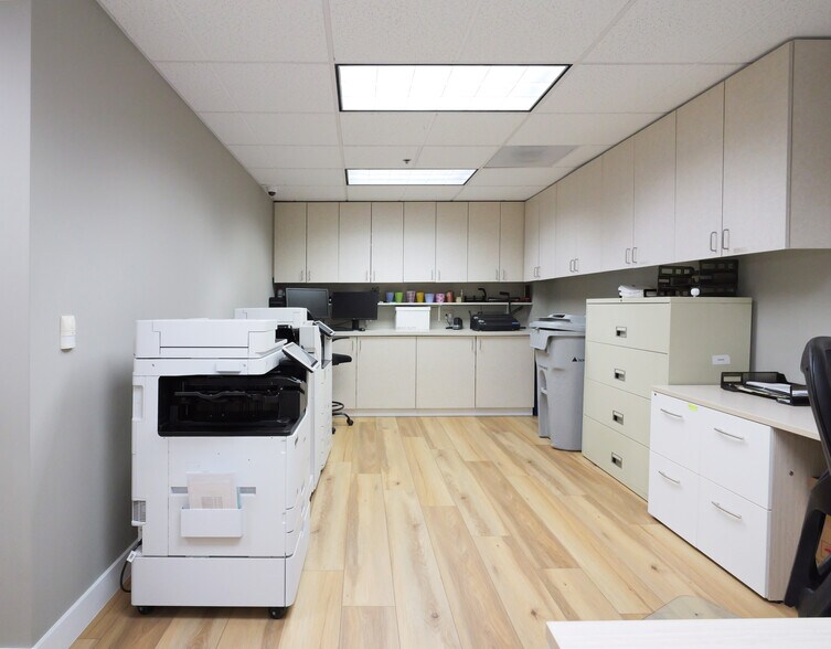 More Photos Of 25550 Hawthorne Blvd, Torrance Medical For Sale