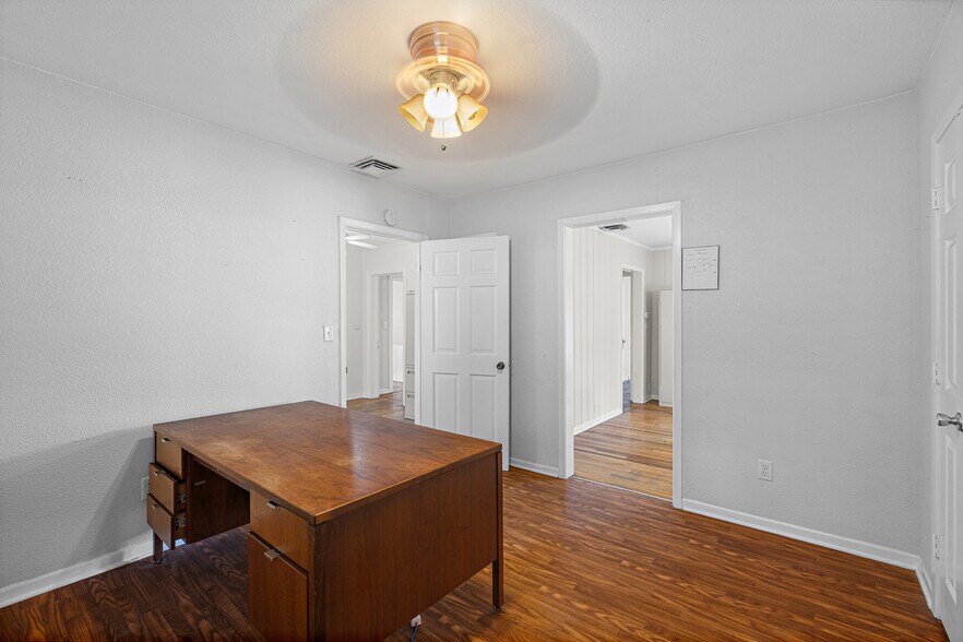 More Photos Of 208 S 31st St, Corsicana Flex For Sale