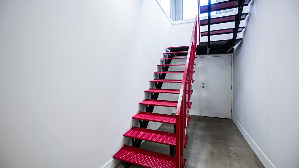 More Photos Of 1020 Pico Blvd, Santa Monica Storefront Retail Office For Lease