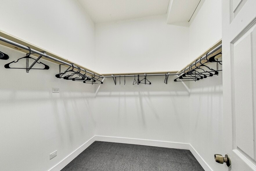 More Photos Of 2628-2634 W Touhy Ave, Chicago Storefront Retail Office For Lease