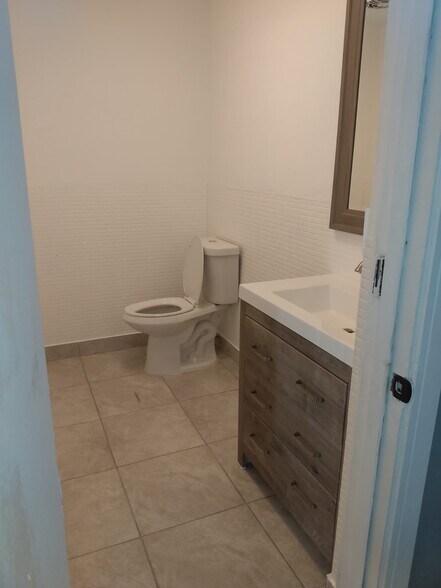 More Photos Of 1000 S Dixie Hwy W, Pompano Beach Office For Lease