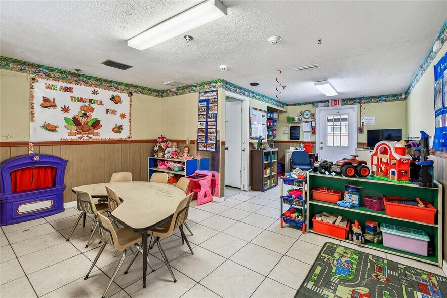 More Photos Of 9912 N Myrtle St, Tampa Daycare Center For Sale