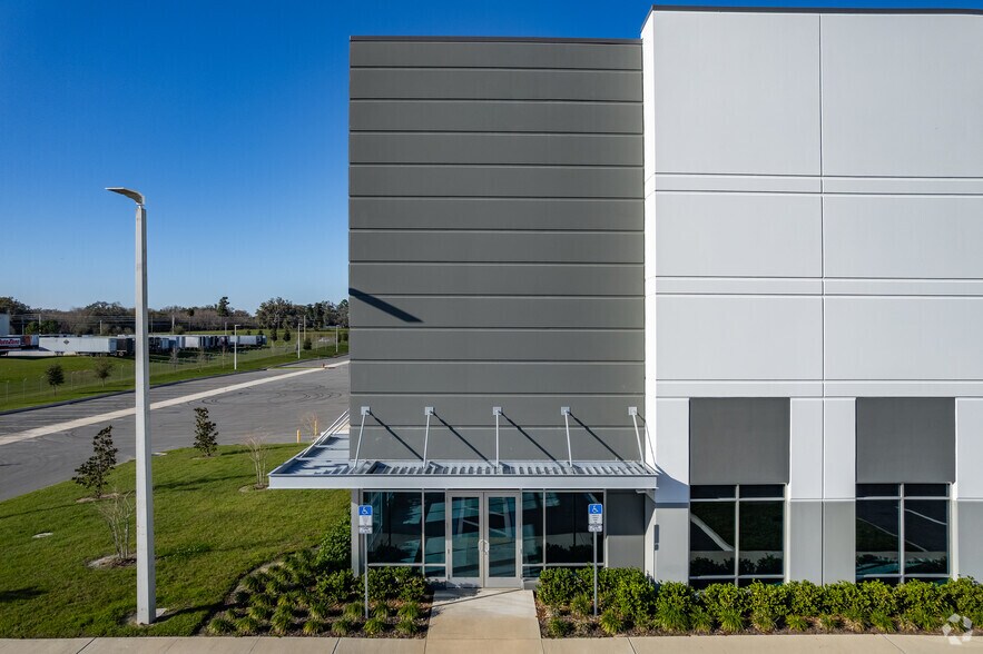 More Photos Of 2796 NW 35th St, Ocala Distribution For Lease