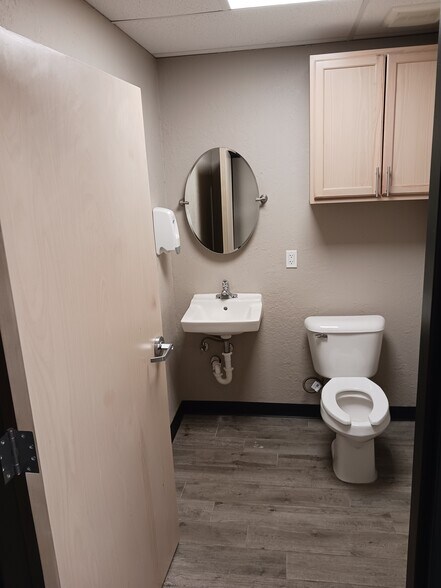 More Photos Of 4229 Royal Ave, Oklahoma City Flex For Lease