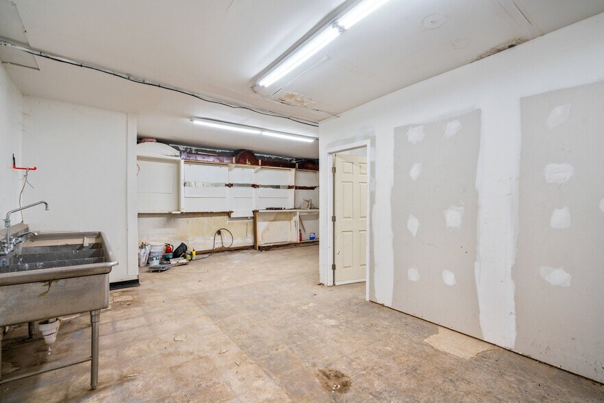 More Photos Of 2800 Huntingdon Ave, Baltimore Storefront Retail Residential For Lease