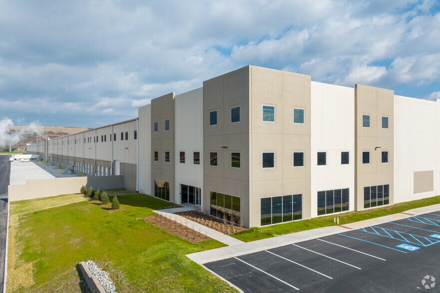 More Photos Of 3905 Commerce Center Blvd, Bethlehem Warehouse For Lease