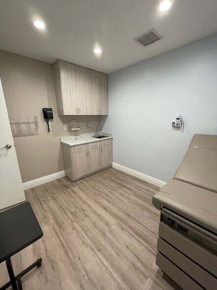 More Photos Of 10866 Riverside Dr, North Hollywood Hospital For Lease