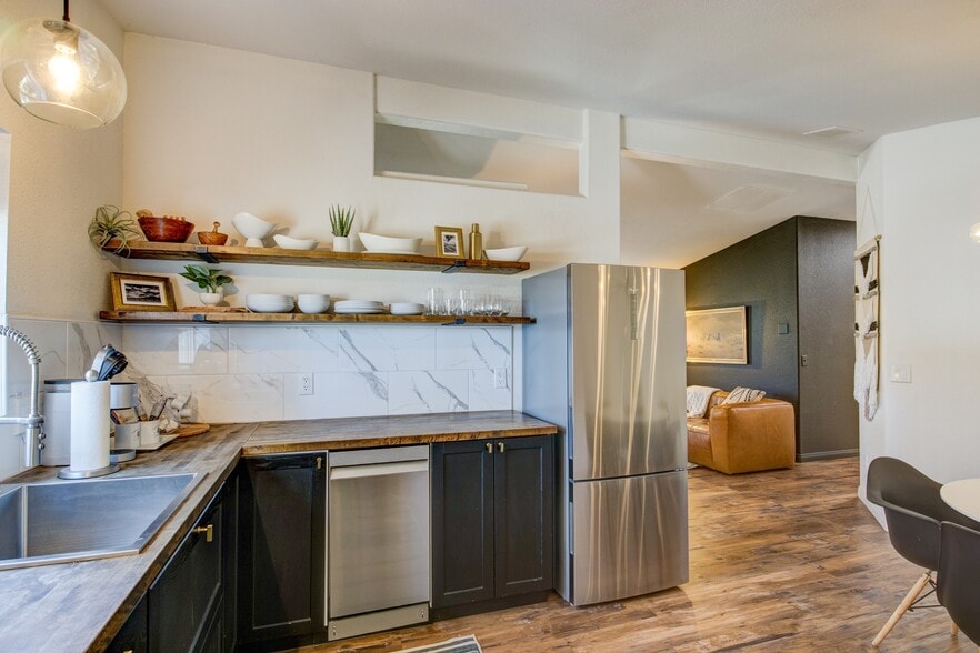 More Photos Of 13383 Sierra Way, Kernville Hotel For Sale