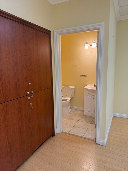 More Photos Of 644 W Broadway, Glendale Office For Lease